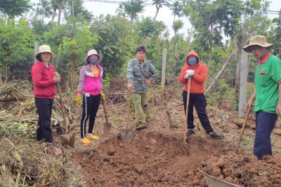 Hình ảnh “Phối hợp giữa phụ huynh và nhà trường” – Làm bồn hoa tại thôn 8