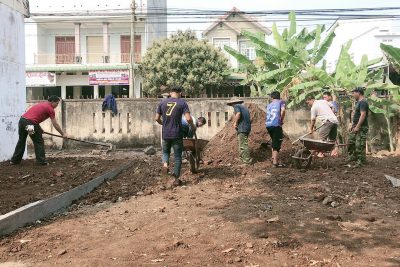 Hình ảnh “Phối hợp giữa phụ huynh và nhà trường” – Làm bồn hoa tại trung tâm