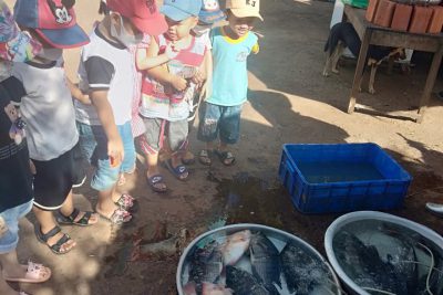 học sinh tham quan trải nghiệm “chợ” tại xã EaSiên