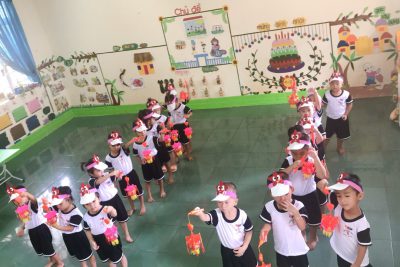 Bé vui “tết trung thu”