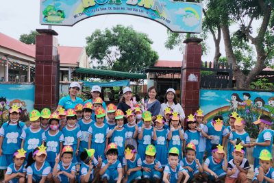 Các bé tham quan trường Tiểu học. Chuẩn bị tâm thế vào lớp 1. Các bé rất hào hứng.