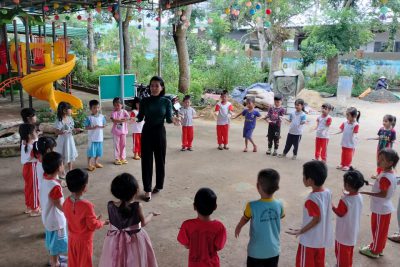 Tiết Thể Dục kỹ năng của lớp Lá 2