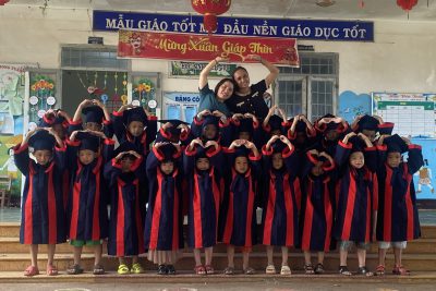 Các bạn ấy đã tốt nghiệp rồi ư